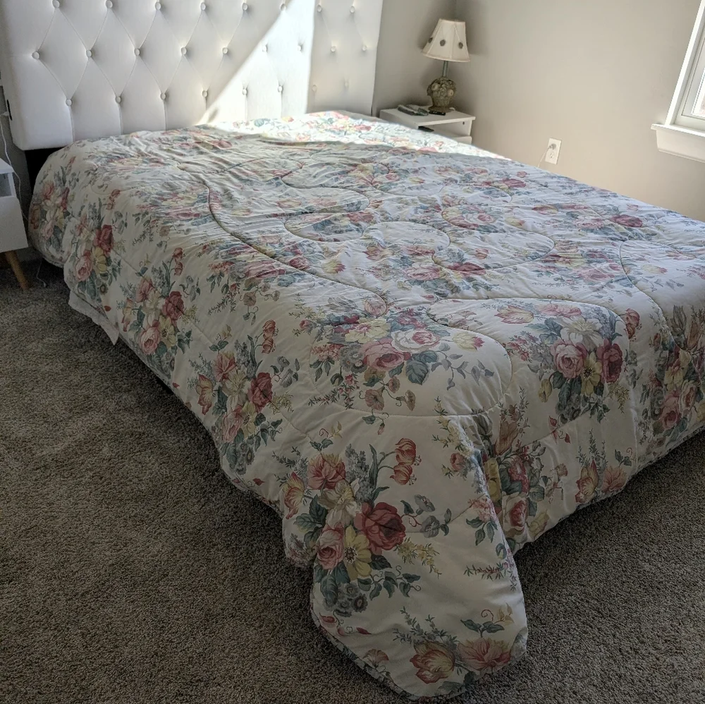 Liz Claiborne Liz at Home Reversible Cream Blue Floral Comforter Vintage 96x84